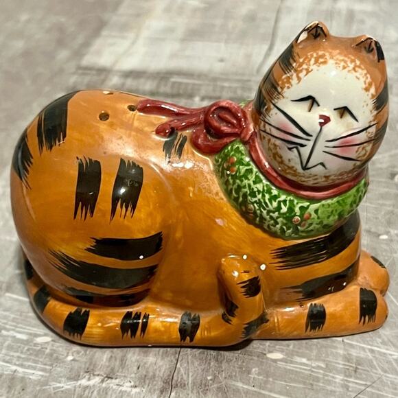 Sakura Christmas Cats Salt and Pepper Shakers Set Hand Painted Earthenware - Picture 2 of 10